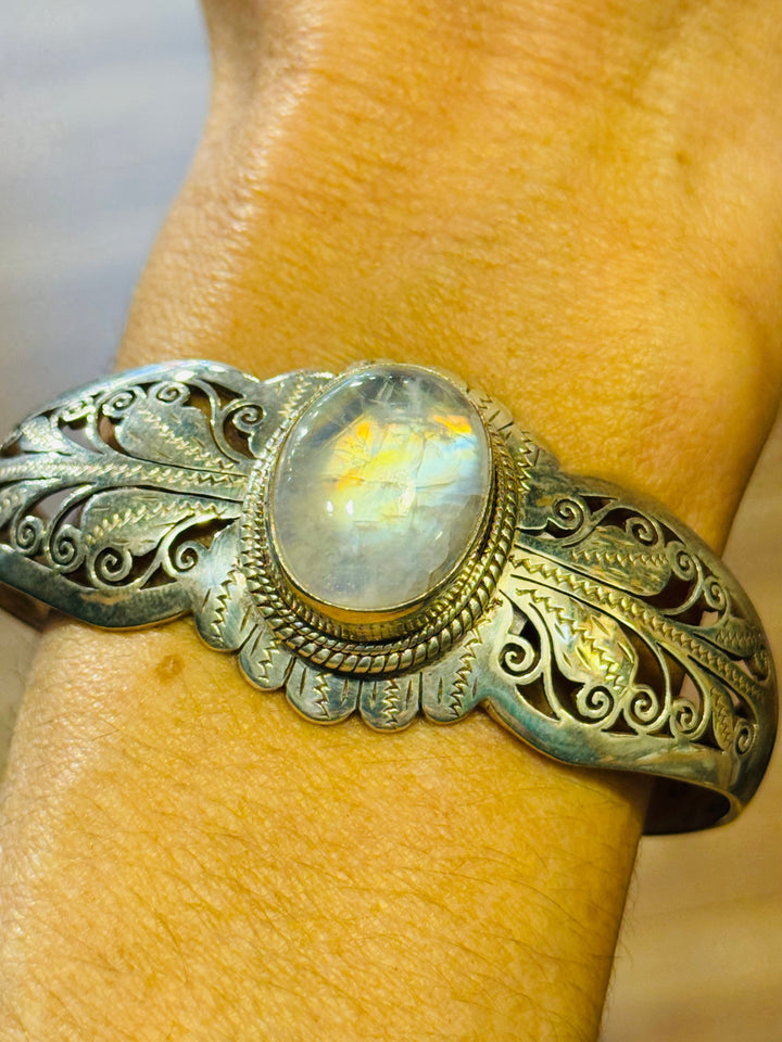 Jhali Moonstone Bracelet - Floating Lotus