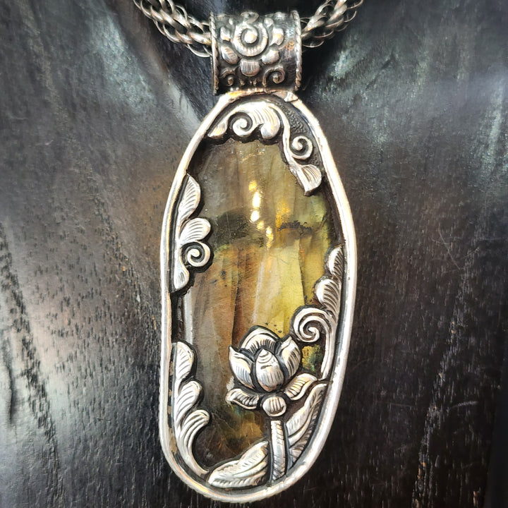 Labradorite Quanyin Pendant